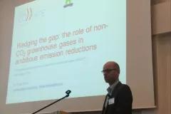 Niklas Höhne presenting